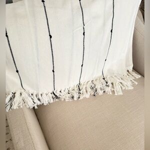 New NWT Jennifer Adams cream & black tassel cotton throw blanket
